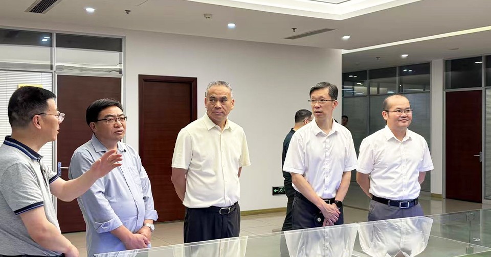 宁波市总工会党组书记、副主席陈强一行到宁波华润兴光燃气开展调研工作