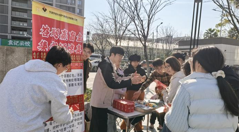 镇海宁大步行街摆起新年首个“安全摊”