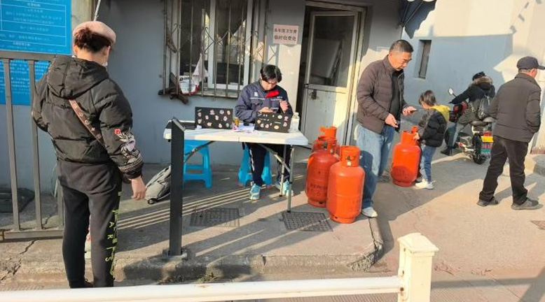 液化气公司开展高凤新村液化气瓶集中回收服务，严格封堵“黑气”漏洞